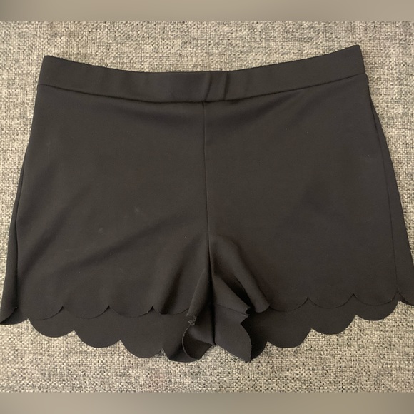 EXPRESS Black Scolloped Shorts - Picture 1 of 3